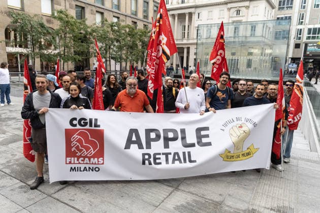 IPA88660290 - Milan, September 18, 2026, Piazza del Liberty: FILCAMS CIGL Apple retail workers protest in front of the Apple headquarters  Copyright: xFrancescoxEnriquezx xFrancescoxEnriquezx IPA88660290