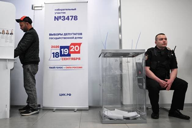 Russia Parliamentary Election 9245614 18.09.2026 A voter prepares to cast his ballot at a polling station during elections to Russia s ninth State Duma, the lower house of parliament, in Moscow, Russia. Alexey Maishev Sputnik Moscow Russia  Copyright: xAlexeyxMaishevx