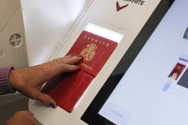 RUSSIA, MOSCOW - SEPTEMBER 18, 2026: A voter scans their passport using an electronic voting machine at polling station No 1 at the Central Actor s House during the 2026 Russian legislative election. From September 18 to 20, Russia holds regional parliamentary elections, alongside the election of members to the Russian State Duma (the lower house of the Russian parliament) Moscow Russia  - ZUMAt113 20260918_zaa_t113_114 Copyright: xMikhailxMetzelx