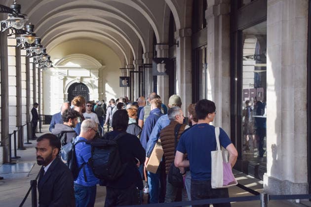 September 18, 2026, London, England, United Kingdom: Customers queue up outside the Apple store in Covent Garden as the iPhone 18 goes on sale in the UK. London United Kingdom  - ZUMAv130 20260918_zip_v130_010 Copyright: xVukxValcicx