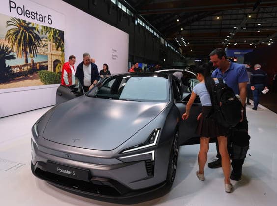 (260918) -- SYDNEY, Sept. 18, 2026 -- Visitors view a vehicle from Polestar at Everything Electric Sydney, a home energy and electric vehicle show, in Sydney, Australia, Sept. 18, 2026. The show runs from Sept. 18 to 20. ) AUSTRALIA-SYDNEY-VEHICLE SHOW GongxBing 