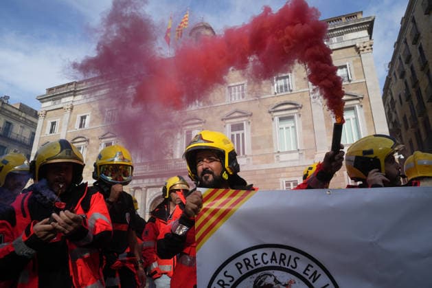 Catalonia s Firefighters Protest to Demand Better Working Conditions Several firefighters during a protest in Plaza Sant Jaume on September 18, 2026, in Barcelona, Catalonia, Spain The Catalonian Firefighters are demanding the updating and strict enforcement of labor agreements previously signed with the administration; they are denouncing the risks arising from exposure to toxic substances and insisting on the implementation of effective decontamination measures for their equipment. September 18, 2026, Barcelona, Catalonia Barcelona, Catalonia, Spain  Copyright: xDavidxZorrakinox 7782788