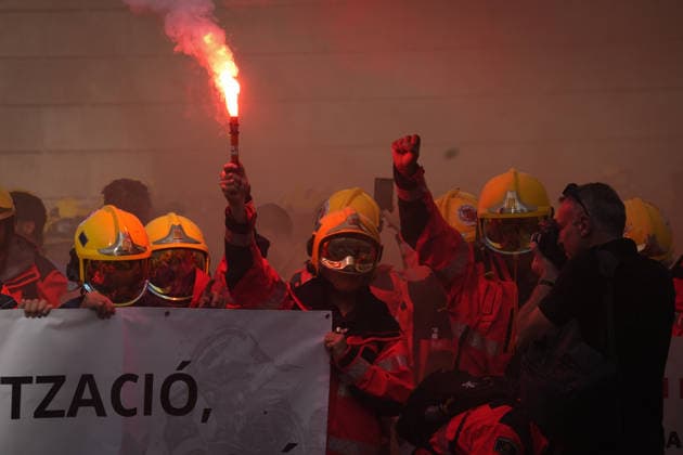 Catalonia s Firefighters Protest to Demand Better Working Conditions Several firefighters during a protest in Plaza Sant Jaume on September 18, 2026, in Barcelona, Catalonia, Spain The Catalonian Firefighters are demanding the updating and strict enforcement of labor agreements previously signed with the administration; they are denouncing the risks arising from exposure to toxic substances and insisting on the implementation of effective decontamination measures for their equipment. September 18, 2026, Barcelona, Catalonia Barcelona, Catalonia, Spain  Copyright: xDavidxZorrakinox 7782789