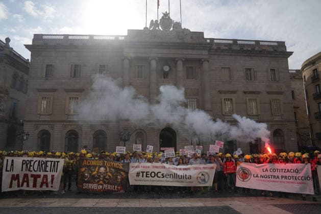 Catalonia s Firefighters Protest to Demand Better Working Conditions Several firefighters during a protest in Plaza Sant Jaume on September 18, 2026, in Barcelona, Catalonia, Spain The Catalonian Firefighters are demanding the updating and strict enforcement of labor agreements previously signed with the administration; they are denouncing the risks arising from exposure to toxic substances and insisting on the implementation of effective decontamination measures for their equipment. September 18, 2026, Barcelona, Catalonia Barcelona, Catalonia, Spain  Copyright: xDavidxZorrakinox 7782793