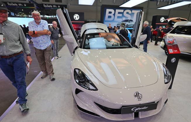 (260918) -- SYDNEY, Sept. 18, 2026 -- Visitors view a vehicle from MG at Everything Electric Sydney, a home energy and electric vehicle show, in Sydney, Australia, Sept. 18, 2026. The show runs from Sept. 18 to 20. ) AUSTRALIA-SYDNEY-VEHICLE SHOW GongxBing 