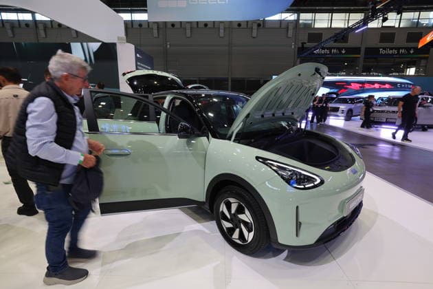 (260918) -- SYDNEY, Sept. 18, 2026 -- A visitor views a vehicle from Geely at Everything Electric Sydney, a home energy and electric vehicle show, in Sydney, Australia, Sept. 18, 2026. The show runs from Sept. 18 to 20. ) AUSTRALIA-SYDNEY-VEHICLE SHOW GongxBing 