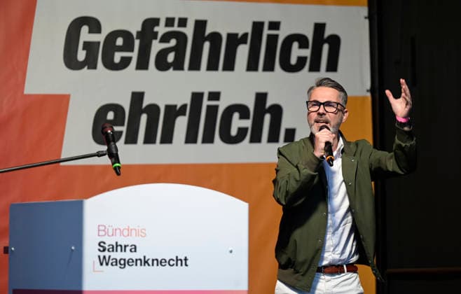 MV Wahl 2026, BSW Bündnis Sahra Wagenknecht DEUTSCHLAND, Mecklenburg-Vorpommern, Schwerin, MV Landtagswahlen 2026, Wahlkampfveranstaltung Sarah kommt des BSW Bündnis Sahra Wagenknecht auf dem Schweriner Marktplatz am 17. Sep 2026, Rede von BSW Politiker Fabio De Masi Schwerin Mecklenburg-Vorpommern Deutschland