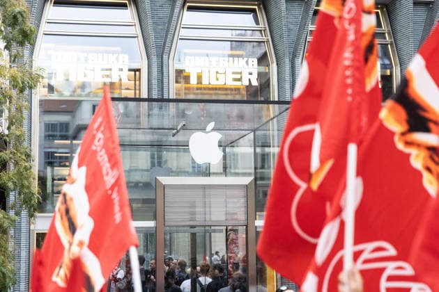 IPA88660618 - Milan, September 18, 2026, Piazza del Liberty To mark the release of the new iPhone 18, Apple employees affiliated with CIGL FILCAMS gathered in front of the company™s headquarters to stage a strike in protest of cuts in the retail sector.  Copyright: xFrancescoxEnriquezx xFrancescoxEnriquezx IPA88660618