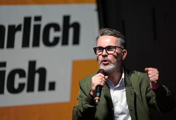 MV Wahl 2026, BSW Bündnis Sahra Wagenknecht DEUTSCHLAND, Mecklenburg-Vorpommern, Schwerin, MV Landtagswahlen 2026, Wahlkampfveranstaltung Sarah kommt des BSW Bündnis Sahra Wagenknecht auf dem Schweriner Marktplatz am 17. Sep 2026, Rede von BSW Politiker Fabio De Masi Schwerin Mecklenburg-Vorpommern Deutschland