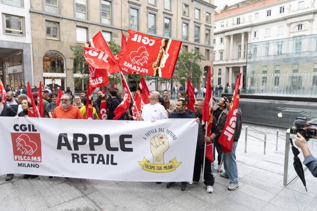 IPA88660620 - Milan, September 18, 2026, Piazza del Liberty To mark the release of the new iPhone 18, Apple employees affiliated with CIGL FILCAMS gathered for a strike in front of the company™s headquarters to protest cuts in the retail sector.  Copyright: xFrancescoxEnriquezx xFrancescoxEnriquezx IPA88660620
