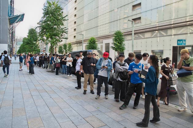 Customers wait in a line to buy the Apple s new iPhone 18 pro during the launch day at the Apple store Ginza in Tokyo, Japan on Friday, September 18, 2026.  TKP2026091801 KEIZOxMORI
