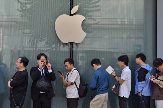 Customers wait in a line to buy the Apple s new iPhone 18 pro during the launch day at the Apple store Ginza in Tokyo, Japan on Friday, September 18, 2026.  TKP2026091802 KEIZOxMORI