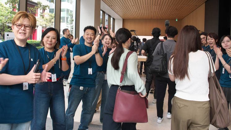 Customers are welcomed by employees during the new iPhone 18 pro launch day at the Apple store Ginza in Tokyo, Japan on Friday, September 18, 2026.  TKP2026091803 KEIZOxMORI