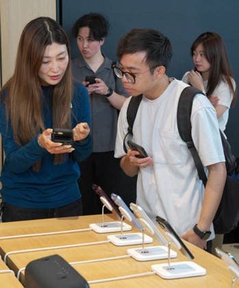 Customers try out the new iPhone 18 pro during the launch day the Apple store Ginza in Tokyo, Japan on Friday, September 18, 2026.  TKP2026091804 KEIZOxMORI