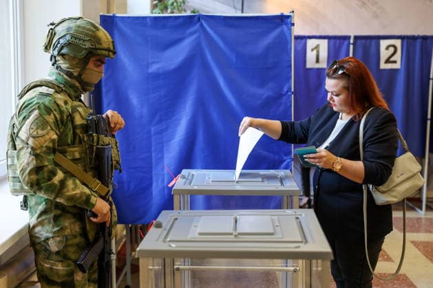 RUSSIA, DONETSK - SEPTEMBER 18, 2026: A woman casts her ballot into a ballot box at a polling station during the 2026 Russian legislative election. From September 18 to 20, Russia holds regional parliamentary elections, alongside the election of members to the Russian State Duma (the lower house of the Russian parliament) Donetsk Russia  - ZUMAt113 20260918_zaa_t113_178 Copyright: xDmitryxYagodkinx