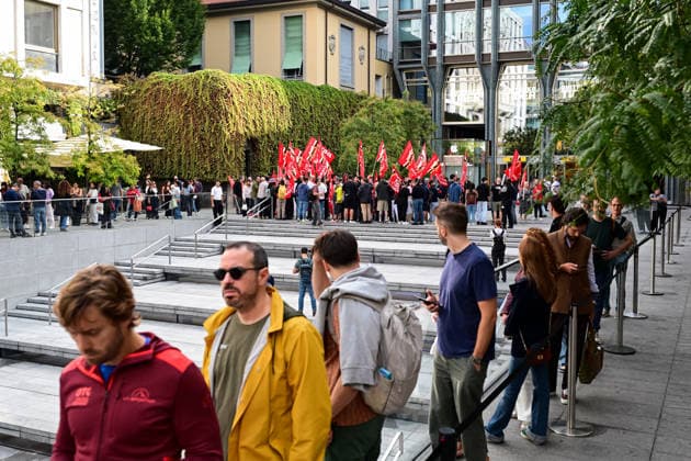 Apple retail employees strike in Milan MILAN, ITALY - SEPTEMBER 18: Apple retail employees protest outside the Apple Store in Piazza Liberty as customers stay in line for the launch of the new iPhone 18 Pro and Pro Max in Milan, Italy, on September 18, 2026. The strike, called by Italian trade unions over staffing shortages, increasing workloads and working conditions, coincides with the launch of Apple s new iPhone 18 Pro and Pro Max in stores. Piero Cruciatti Anadolu Milan Italy. Editorial use only. Please get in touch for any other usage.  Copyright: x2026xAnadoluxPieroxCruciattix