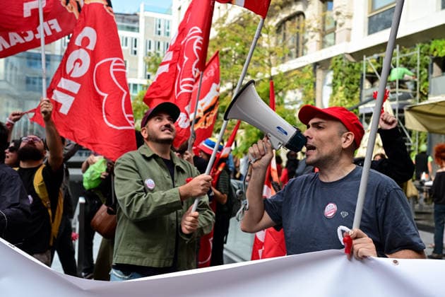Apple retail employees strike in Milan MILAN, ITALY - SEPTEMBER 18: Apple retail employees take part in a protest outside the Apple Store in Piazza Liberty during a nationwide strike in Milan, Italy, on September 18, 2026. The strike, called by Italian trade unions over staffing shortages, increasing workloads and working conditions, coincides with the launch of Apple s new iPhone 18 Pro and Pro Max in stores. Piero Cruciatti Anadolu Milan Italy. Editorial use only. Please get in touch for any other usage.  Copyright: x2026xAnadoluxPieroxCruciattix