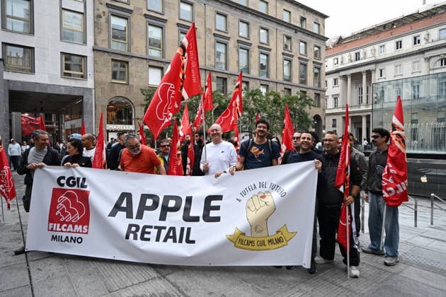 Apple retail employees strike in Milan MILAN, ITALY - SEPTEMBER 18: Apple retail employees take part in a protest outside the Apple Store in Piazza Liberty during a nationwide strike in Milan, Italy, on September 18, 2026. The strike, called by Italian trade unions over staffing shortages, increasing workloads and working conditions, coincides with the launch of Apple s new iPhone 18 Pro and Pro Max in stores. Piero Cruciatti Anadolu Milan Italy. Editorial use only. Please get in touch for any other usage.  Copyright: x2026xAnadoluxPieroxCruciattix