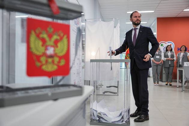 RUSSIA, TVER - SEPTEMBER 18, 2026: Acting Tver Region Governor Vitaly Korolev casts his ballot into a ballot box at a polling station during the 2026 Russian legislative election. From September 18 to 20, Russia holds regional parliamentary elections, alongside the election of members to the Russian State Duma (the lower house of the Russian parliament) Tver Russia  - ZUMAt113 20260918_zaa_t113_226 Copyright: xYevgenyxMessmanx