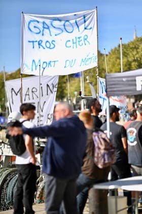 Fishermen Protest Against Fuel Price Hikes In Vieux-Port - La Rochelle Around fifteen fishing boats demonstrate in the Vieux-Port of La Rochelle, France on September 18, 2026, as fishermen protest against soaring fuel prices, joined by farmers on tractors on the quayside; fishermen report that their fuel costs have more than doubled, and a delegation is set to meet the prefect of Charente-Maritime at 2pm. Photo by Franck Castel ABACAPRESS.COM La Rochelle France  Copyright: xBlondetxEliot ABACAx