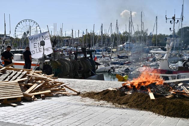Fishermen Protest Against Fuel Price Hikes In Vieux-Port - La Rochelle Around fifteen fishing boats demonstrate in the Vieux-Port of La Rochelle, France on September 18, 2026, as fishermen protest against soaring fuel prices, joined by farmers on tractors on the quayside; fishermen report that their fuel costs have more than doubled, and a delegation is set to meet the prefect of Charente-Maritime at 2pm. Photo by Franck Castel ABACAPRESS.COM La Rochelle France  Copyright: xBlondetxEliot ABACAx