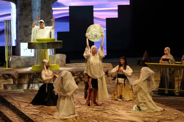 Tarren Johnson and the ensemble during the photo shoot for *Wednesday of Light* at the Deutsche Oper in Berlin, September 17, 2026. Opera by Karlheinz Stockhausen. Musical direction: Maxime Pascal. Director: Susanne Kennedy. Set design: Markus Selg. Costume design: Andra Dumitrascu. Premiere: September 19, 2026, at the Deutsche Oper Berlin. *Mittwoch aus Licht*