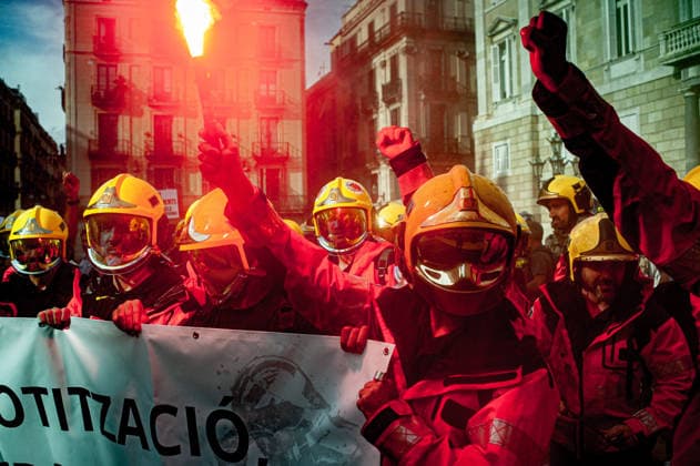 September 18, 2026, Barcelona, Spain: Firefighters from the Generalitat de Catalunya hold flares behind a banner during a demonstration in Barcelona demanding improved working conditions and additional resources. Barcelona Spain  - ZUMAb137 20260918_fap_b137_001 Copyright: xJordixBoixareux