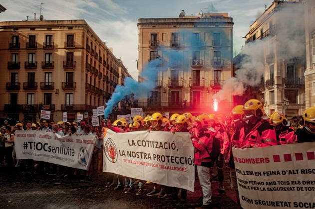 September 18, 2026, Barcelona, Spain: Firefighters from the Generalitat de Catalunya hold flares behind a banner during a demonstration in Barcelona demanding improved working conditions and additional resources. Barcelona Spain  - ZUMAb137 20260918_fap_b137_003 Copyright: xJordixBoixareux