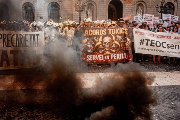 September 18, 2026, Barcelona, Spain: Smoke rises next a banner reading in Catalan Toxic agreements, service at risk as firefighters from the Generalitat de Catalunya march during a demonstration in Barcelona demanding improved working conditions and additional resources. Barcelona Spain  - ZUMAb137 20260918_fap_b137_006 Copyright: xJordixBoixareux