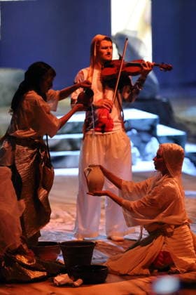 Marie Groothof, Gregoire Simon (viola), and Tarren Johnson (from left), during the photo shoot for *Mittwoch aus Licht* at the Deutsche Oper in Berlin, September 17, 2026 Opera by Karlheinz Stockhausen Musical Director: Maxime Pascal Director: Susanne Kennedy Set Design: Markus Selg Costume Design: Andra Dumitrascu Premiere: September 19, 2026 Deutsche Oper