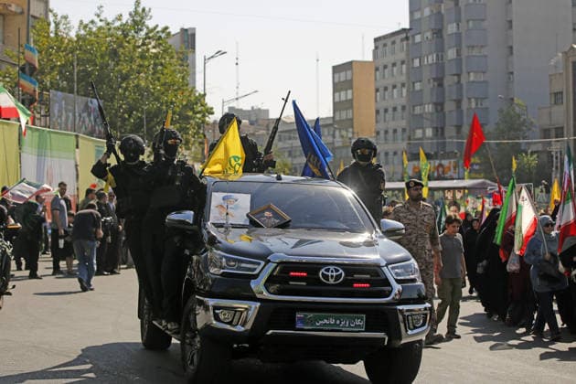 Armed volunteers march through central Tehran in Basij-led mobilization rally TEHRAN, IRAN - SEPTEMBER 18: (RESTRICTIONS: No Access Israel Media Persian Language TV Stations Outside Iran Strictly No Access BBC Persian VOA Persian Manoto TV Iran International TV) Armed volunteers registered with the Janfada-ye Iran program march between Imam Hossein Square and Enqelab Square in Tehran, Iran on September 18, 2026. Led by the Basij paramilitary force affiliated with the Islamic Revolutionary Guard Corps (IRGC), demonstrators carrying automatic rifles and long-barrel weapons took to the streets to demonstrate wartime mobilization and national defense readiness following recent US and Israeli strikes. Fatemeh Bahrami Anadolu Tehran Iran. Ed  Copyright: x2026xAnadoluxFatemehxBahramix