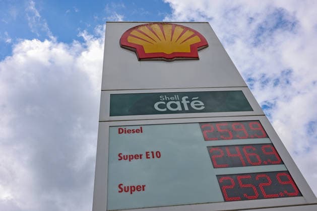 What will happen to gas prices next? Gas prices remain at very high levels. SHELL gas station in Siegen. Gas prices following the price adjustment at 12:00 p.m. The current price for diesel, Super E10, and Super are well over 2 euros: diesel is at 2.59 euros, Super E10 at 2.46 euros, and Super at 2.52 euros. Gas stati