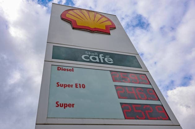 What will happen to gas prices next? Gas prices remain at very high levels. SHELL gas station in Siegen. Gas prices following the price adjustment at 12:00 p.m. The current price for diesel, Super E10, and Super are well over 2 euros: diesel is at 2.59 euros, Super E10 at 2.46 euros, and Super at 2.52 euros. Gas stati