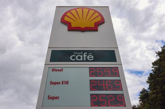 What will happen to gas prices next? Gas prices remain at very high levels. SHELL gas station in Siegen. Gas prices following the price adjustment at 12:00 p.m. The current price for diesel, Super E10, and Super are well over 2 euros: diesel is at 2.59 euros, Super E10 at 2.46 euros, and Super at 2.52 euros. Gas stati