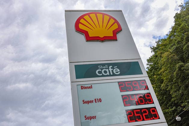 What will happen to gas prices next? Gas prices remain at very high levels. SHELL gas station in Siegen. Gas prices following the price adjustment at 12:00 p.m. The current price for diesel, Super E10, and Super are well over 2 euros: diesel is at 2.59 euros, Super E10 at 2.46 euros, and Super at 2.52 euros. Gas stati