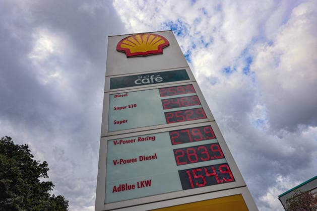 What will happen to gas prices next? Gas prices remain at very high levels. SHELL gas station in Siegen. Gas prices following the price adjustment at 12:00 p.m. The current price for diesel, Super E10, and Super are well over 2 euros: diesel is at 2.59 euros, Super E10 at 2.46 euros, and Super at 2.52 euros. Gas stati