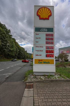 What will happen to gas prices next? Gas prices remain at very high levels. SHELL gas station in Siegen. Gas prices following the price adjustment at 12:00 p.m. The current price for diesel, Super E10, and Super are well over 2 euros: diesel is at 2.59 euros, Super E10 at 2.46 euros, and Super at 2.52 euros. Gas stati