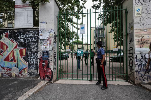 September 18, 2026, Rome, Italia, Italy: A 13-year-old student stabbed his teacher in class and sprayed pepper spray at the Verga Institute in Largo Cocconi, in the Collatina area of Rome, September 18, 2026. Rome Italy  - ZUMAa289 20260918_zia_a289_037 Copyright: xFrancescoxFotiax xAgfx