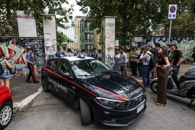 September 18, 2026, Rome, Italia, Italy: A 13-year-old student stabbed his teacher in class and sprayed pepper spray at the Verga Institute in Largo Cocconi, in the Collatina area of Rome, September 18, 2026. Rome Italy  - ZUMAa289 20260918_zia_a289_043 Copyright: xFrancescoxFotiax xAgfx