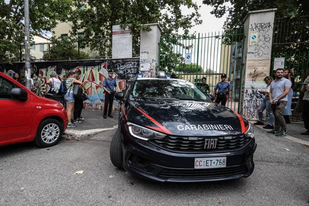 September 18, 2026, Rome, Italia, Italy: A 13-year-old student stabbed his teacher in class and sprayed pepper spray at the Verga Institute in Largo Cocconi, in the Collatina area of Rome, September 18, 2026. Rome Italy  - ZUMAa289 20260918_zia_a289_045 Copyright: xFrancescoxFotiax xAgfx