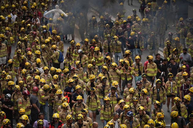 Catalonia s Firefighters Protest to Demand Better Working Conditions Several firefighters during a protest on September 18, 2026, in Barcelona, Catalonia, Spain The Catalonia Firefighters are demanding the updating and strict enforcement of labor agreements previously signed with the government; they are denouncing the risks associated with exposure to toxic substances and insisting on the implementation of effective decontamination measures for their equipment. SEPTEMBER 18, 2026, Barcelona, Catalonia Barcelona, Catalonia, Spain  Copyright: xDavidxZorrakinox 7783510