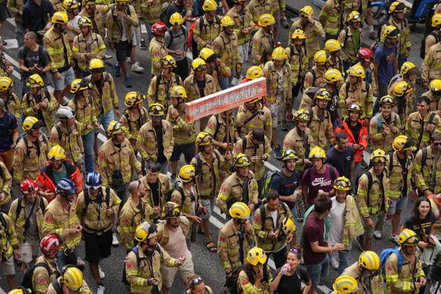 Catalonia s Firefighters Protest to Demand Better Working Conditions Several firefighters during a protest on September 18, 2026, in Barcelona, Catalonia, Spain The Catalonia Firefighters are demanding the updating and strict enforcement of labor agreements previously signed with the government; they are denouncing the risks associated with exposure to toxic substances and insisting on the implementation of effective decontamination measures for their equipment. SEPTEMBER 18, 2026, Barcelona, Catalonia Barcelona, Catalonia, Spain  Copyright: xDavidxZorrakinox 7783512