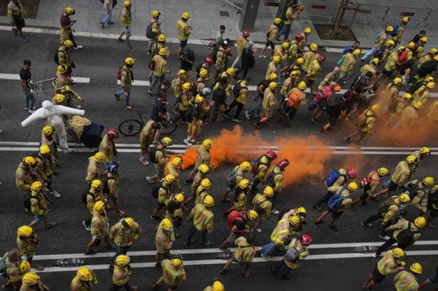 Catalonia s Firefighters Protest to Demand Better Working Conditions Several firefighters during a protest on September 18, 2026, in Barcelona, Catalonia, Spain The Catalonia Firefighters are demanding the updating and strict enforcement of labor agreements previously signed with the government; they are denouncing the risks associated with exposure to toxic substances and insisting on the implementation of effective decontamination measures for their equipment. SEPTEMBER 18, 2026, Barcelona, Catalonia Barcelona, Catalonia, Spain  Copyright: xDavidxZorrakinox 7783513