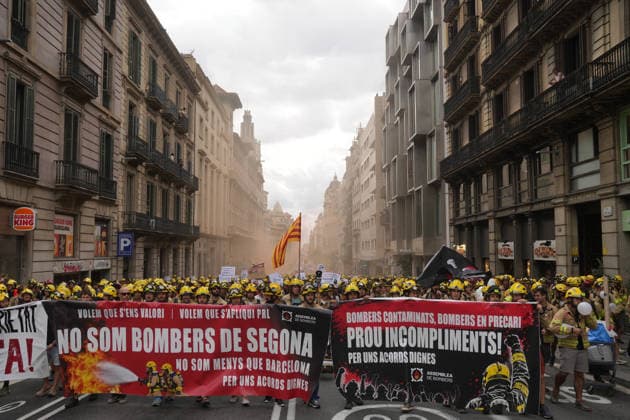 Catalonia s Firefighters Protest to Demand Better Working Conditions Several firefighters during a protest on September 18, 2026, in Barcelona, Catalonia, Spain The Catalonia Firefighters are demanding the updating and strict enforcement of labor agreements previously signed with the government; they are denouncing the risks associated with exposure to toxic substances and insisting on the implementation of effective decontamination measures for their equipment. SEPTEMBER 18, 2026, Barcelona, Catalonia Barcelona, Catalonia, Spain  Copyright: xDavidxZorrakinox 7783514