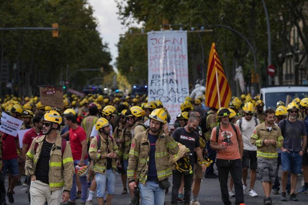 Catalonia s Firefighters Protest to Demand Better Working Conditions Several firefighters during a protest on September 18, 2026, in Barcelona, Catalonia, Spain The Catalonia Firefighters are demanding the updating and strict enforcement of labor agreements previously signed with the government; they are denouncing the risks associated with exposure to toxic substances and insisting on the implementation of effective decontamination measures for their equipment. SEPTEMBER 18, 2026, Barcelona, Catalonia Barcelona, Catalonia, Spain  Copyright: xDavidxZorrakinox 7783516