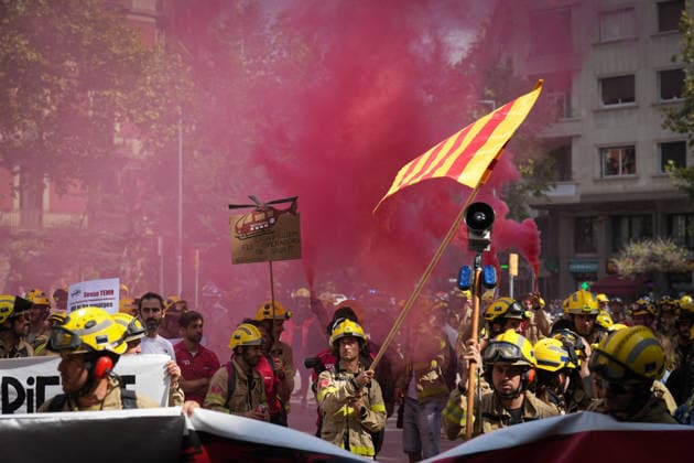 Catalonia s Firefighters Protest to Demand Better Working Conditions Several firefighters during a protest on September 18, 2026, in Barcelona, Catalonia, Spain The Catalonia Firefighters are demanding the updating and strict enforcement of labor agreements previously signed with the government; they are denouncing the risks associated with exposure to toxic substances and insisting on the implementation of effective decontamination measures for their equipment. SEPTEMBER 18, 2026, Barcelona, Catalonia Barcelona, Catalonia, Spain  Copyright: xDavidxZorrakinox 7783517