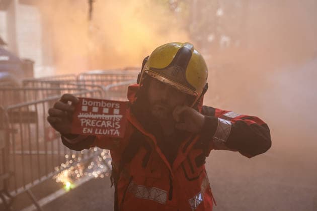 Catalonia s Firefighters Protest to Demand Better Working Conditions Several firefighters during a protest on September 18, 2026, in Barcelona, Catalonia, Spain The Catalonia Firefighters are demanding the updating and strict enforcement of labor agreements previously signed with the government; they are denouncing the risks associated with exposure to toxic substances and insisting on the implementation of effective decontamination measures for their equipment. SEPTEMBER 18, 2026, Barcelona, Catalonia Barcelona, Catalonia, Spain  Copyright: xDavidxZorrakinox 7783518