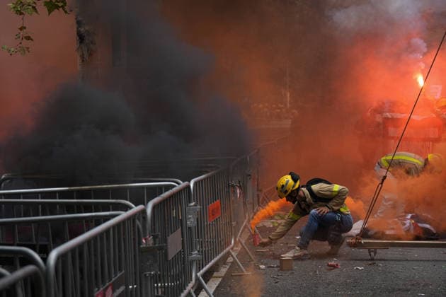 Catalonia s Firefighters Protest to Demand Better Working Conditions Several firefighters during a protest on September 18, 2026, in Barcelona, Catalonia, Spain The Catalonia Firefighters are demanding the updating and strict enforcement of labor agreements previously signed with the government; they are denouncing the risks associated with exposure to toxic substances and insisting on the implementation of effective decontamination measures for their equipment. SEPTEMBER 18, 2026, Barcelona, Catalonia Barcelona, Catalonia, Spain  Copyright: xDavidxZorrakinox 7783522