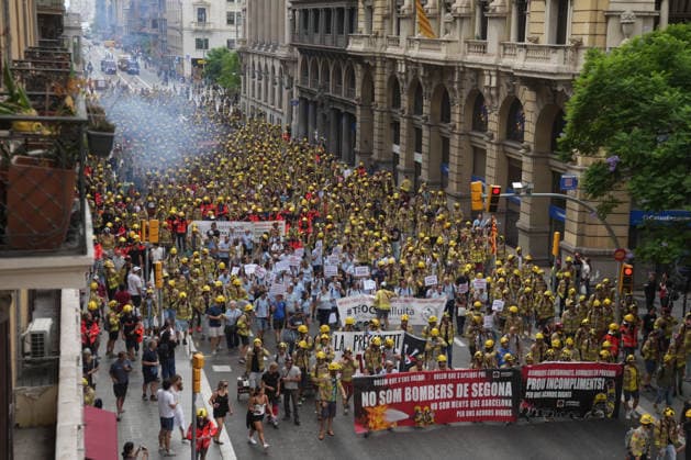 Catalonia s Firefighters Protest to Demand Better Working Conditions Several firefighters during a protest on September 18, 2026, in Barcelona, Catalonia, Spain The Catalonia Firefighters are demanding the updating and strict enforcement of labor agreements previously signed with the government; they are denouncing the risks associated with exposure to toxic substances and insisting on the implementation of effective decontamination measures for their equipment. September 18, 2026, Barcelona, Catalonia Barcelona, Catalonia, Spain  Copyright: xDavidxZorrakinox 7783509
