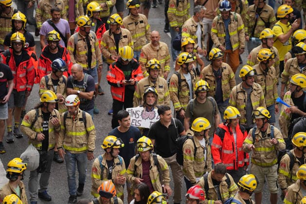 Catalonia s Firefighters Protest to Demand Better Working Conditions Several firefighters during a protest on September 18, 2026, in Barcelona, Catalonia, Spain The Catalonia Firefighters are demanding the updating and strict enforcement of labor agreements previously signed with the government; they are denouncing the risks associated with exposure to toxic substances and insisting on the implementation of effective decontamination measures for their equipment. September 18, 2026, Barcelona, Catalonia Barcelona, Catalonia, Spain  Copyright: xDavidxZorrakinox 7783511